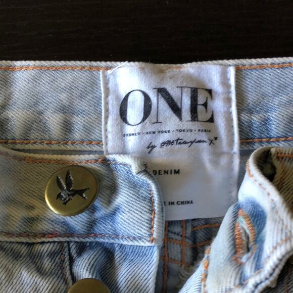 One Teaspoon Womens Light Wash "Chargers" Distressed Cuffed Denim Shorts 24 - Picture 7 of 11